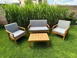 Lounge aus Holz mit Polster