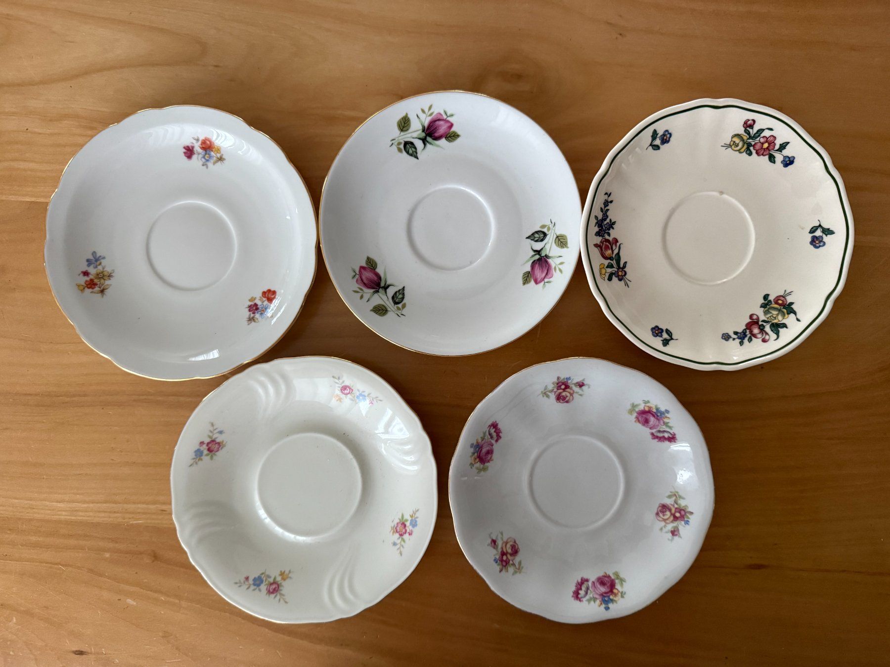 Piatti: 5  UNTERTASSEN  TELLER assortiert – Usato da Subingen venduto da Etageren