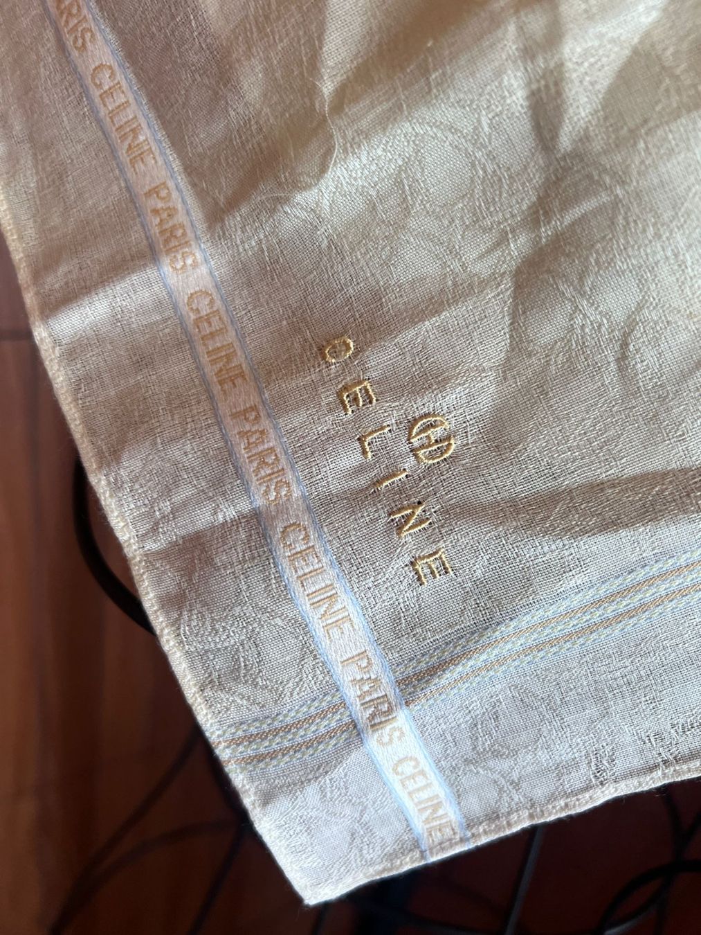 Celine Foulard & Sciarpe: Celine Baumwolltuch 50 x 50 cm Creme – Usato da Winterthur venduto da Dejv 1
