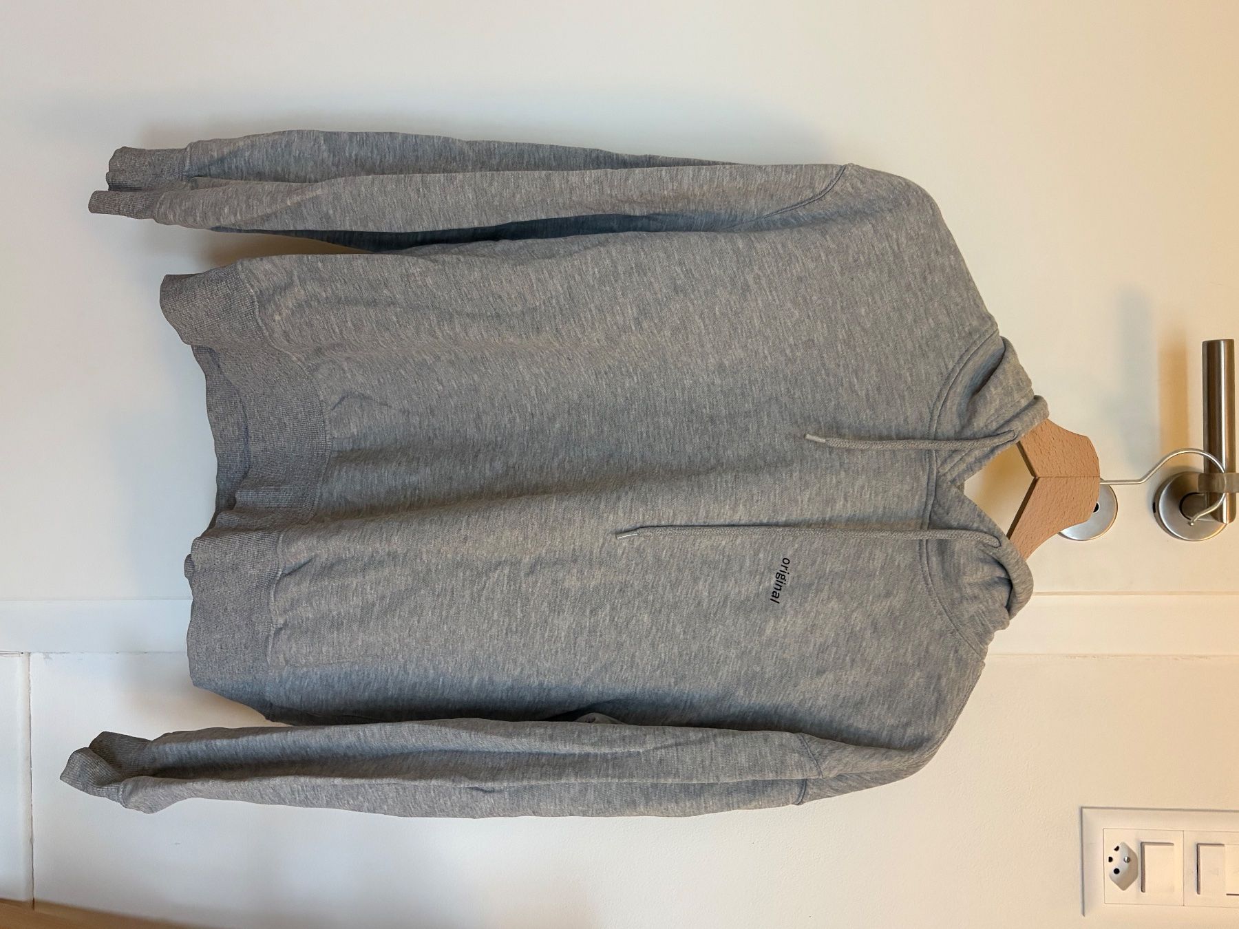 H&M Pullover & Sweatshirts: Kapuzenpullover grau Original Schriftzug – Gebraucht aus Birmensdorf ZH von dus_zt96 1