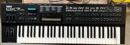 Vintige 1980s Yamaha DX7 Synthesizer mit ROM cartridges