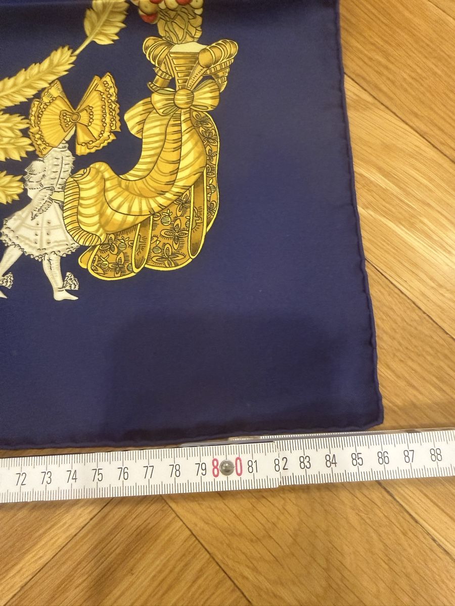 Hermès Foulard & Sciarpe: Hermes Seidenschal Dunkelblau mit Gold-Muster - – Nuovo (secondo la descrizione) da Basel venduto da ich-verkauf-dir-was 3