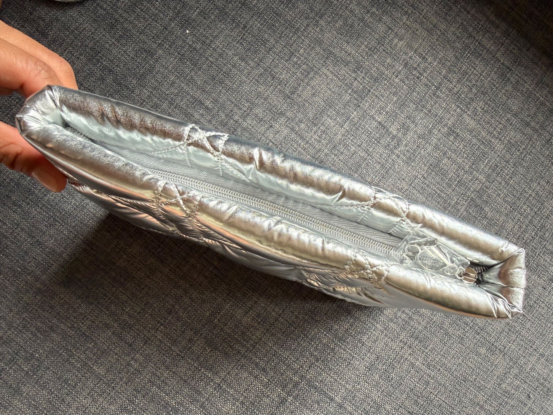 Dior Sacs: Dior Silver Quilted Cannage Pouch – Neuf avec emballage d'origine à Luzern par sas_r89l 4