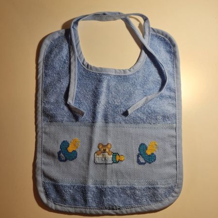 Handgemachtes Babylätzchen mit Kreuzstichmuster