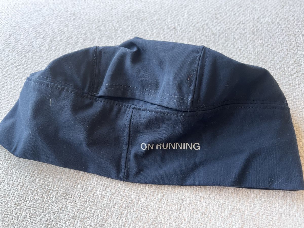 Copricapi, berretti & cappellini: ON Running Beanie dark blue size one size good condition – Usato da Lausanne venduto da Danash 2