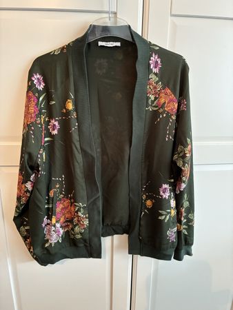 Olivgrüne Sommer Jacke mit Blumenmuster, Grösse 42