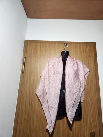 Foulard en soie rose avec motif floral