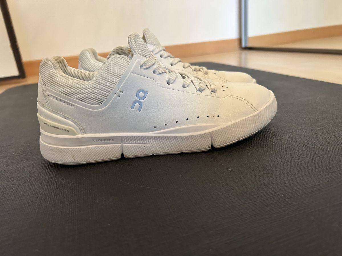 On Scarpe da donna: On The Roger Sneaker weiss Grösse 37 – Usato da Sargans venduto da OManz 3