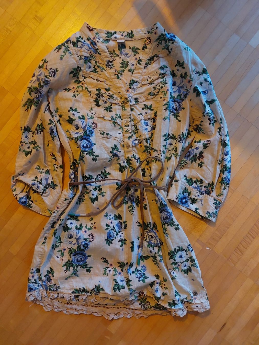 Blusen: Bluse mit Blumen S – Gebraucht aus Zürich von zuz_9qry