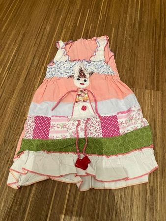 Sommerliches Mädchenkleid, Grösse 98, mit Stoffpuppen-Motiv