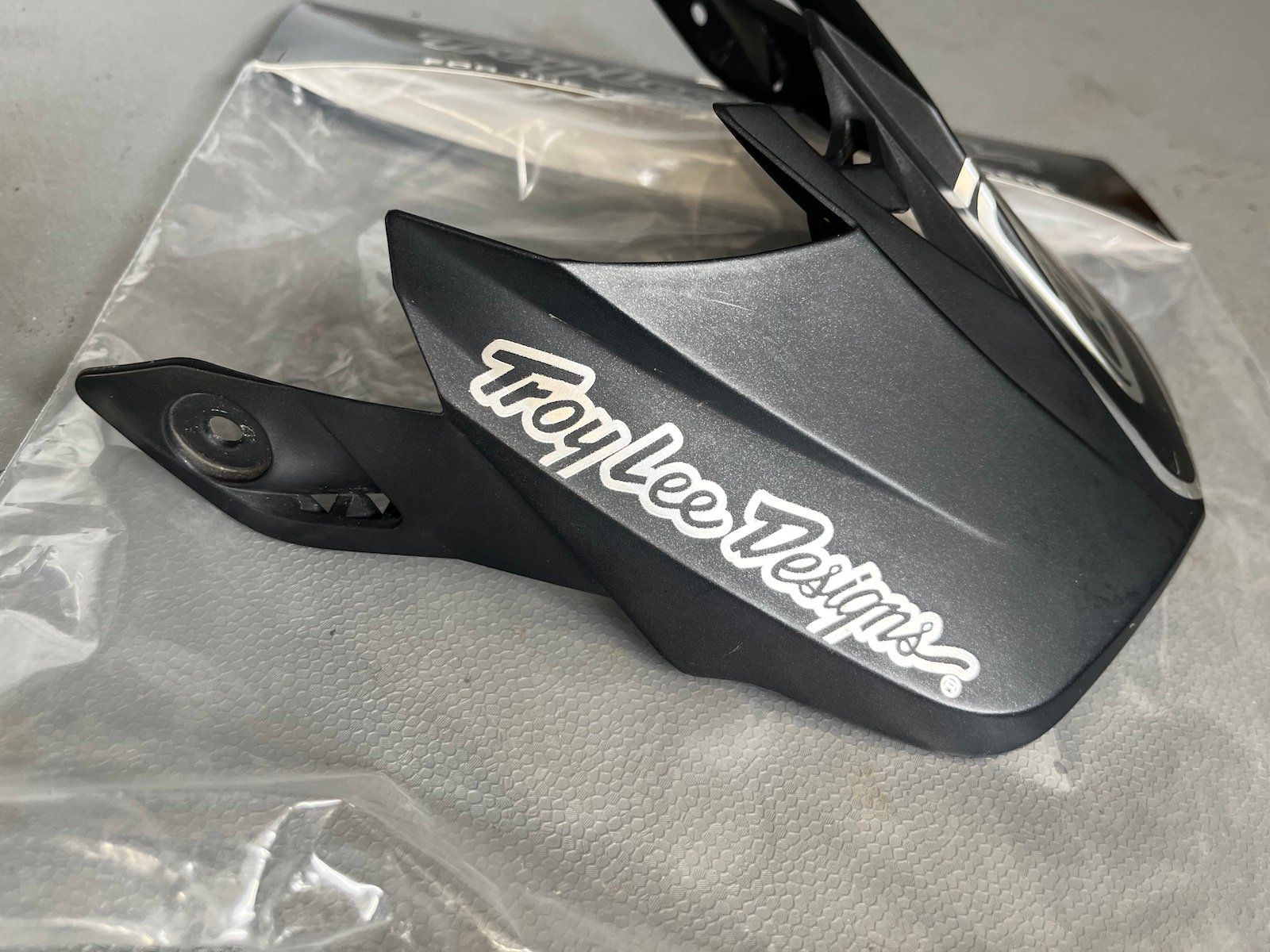 Caschi: Troy Lee Designs D4 visor Stealth black – Usato da Massongex venduto da thn311 1
