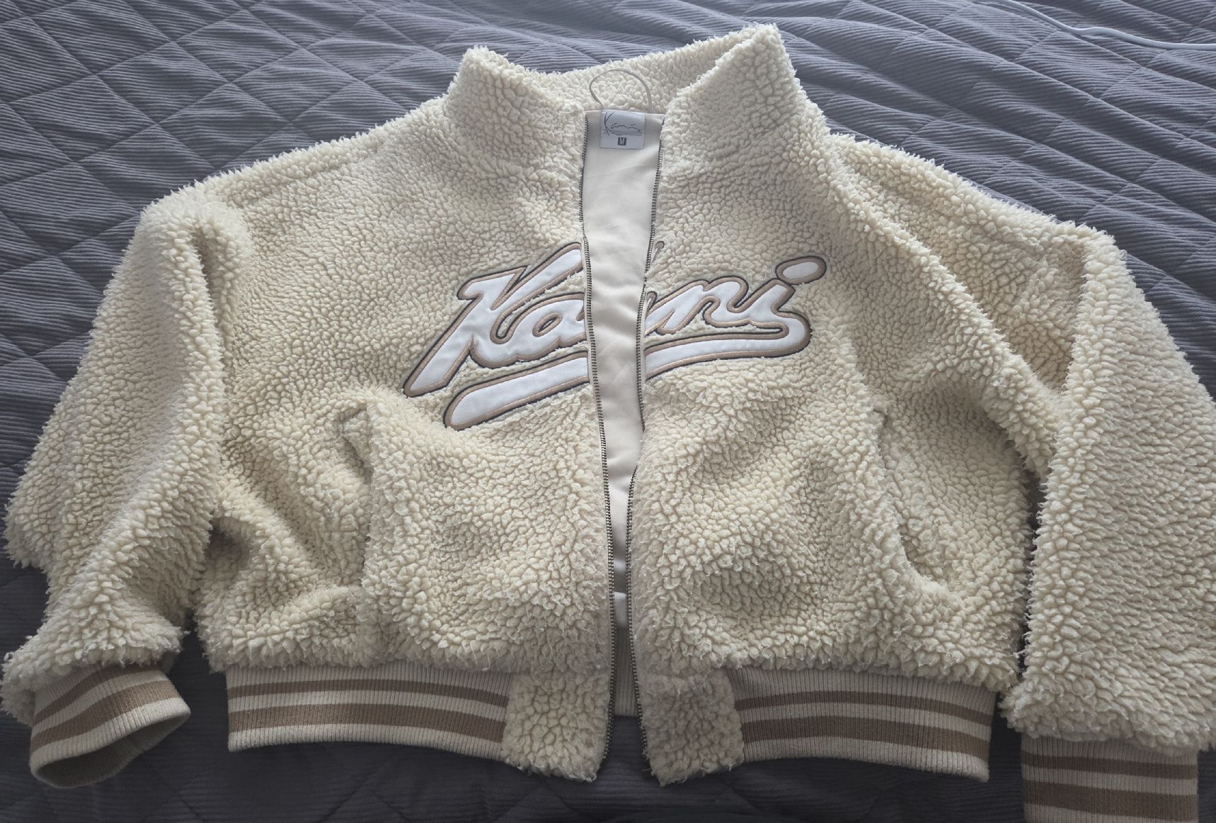 Jacken: Karl Kani Teddy Jacke, Gr. M, – Gebraucht aus Utzenstorf von Ernie_und_Bert