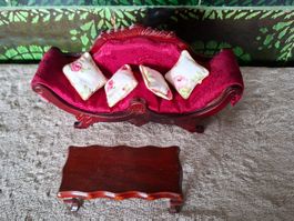 Hübsches Puppenhausmöbel-Set Tisch & Sofa, rot, 4 Kissen,neu