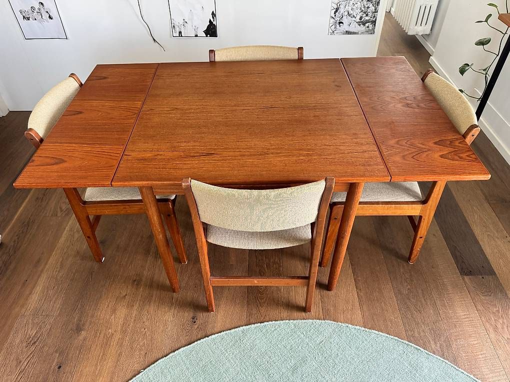 Set di tavolo e panche: Mid Century Teak Tisch mit 4 Stühlen – Usato da Zürich venduto da dola12