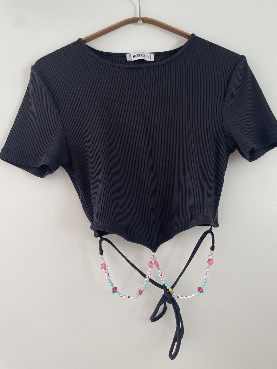 Top: Crop Top mit Perlenkette, Grösse S – Usato da Mauren venduto da acht33null