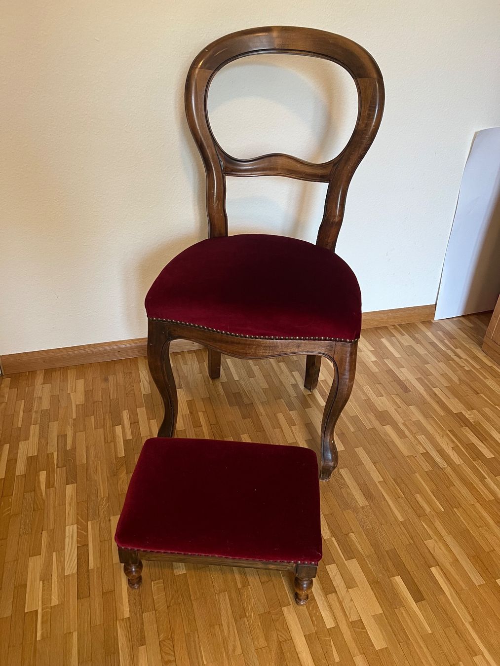 Chaises: Eleganter Holzstuhl mit rotem Polster – D'occasion à Binningen par noa_9wfx