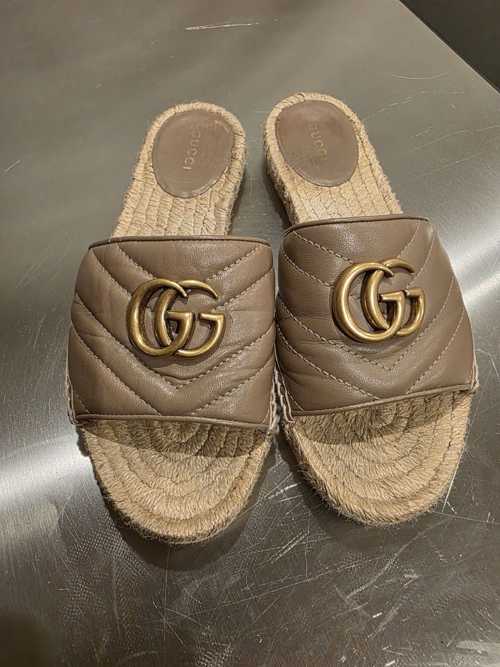 Gucci Damenschuhe: Gucci Pantoletten Leder Grösse 36.5 gebraucht – Gebraucht aus Wolfertswil von Antiko 1