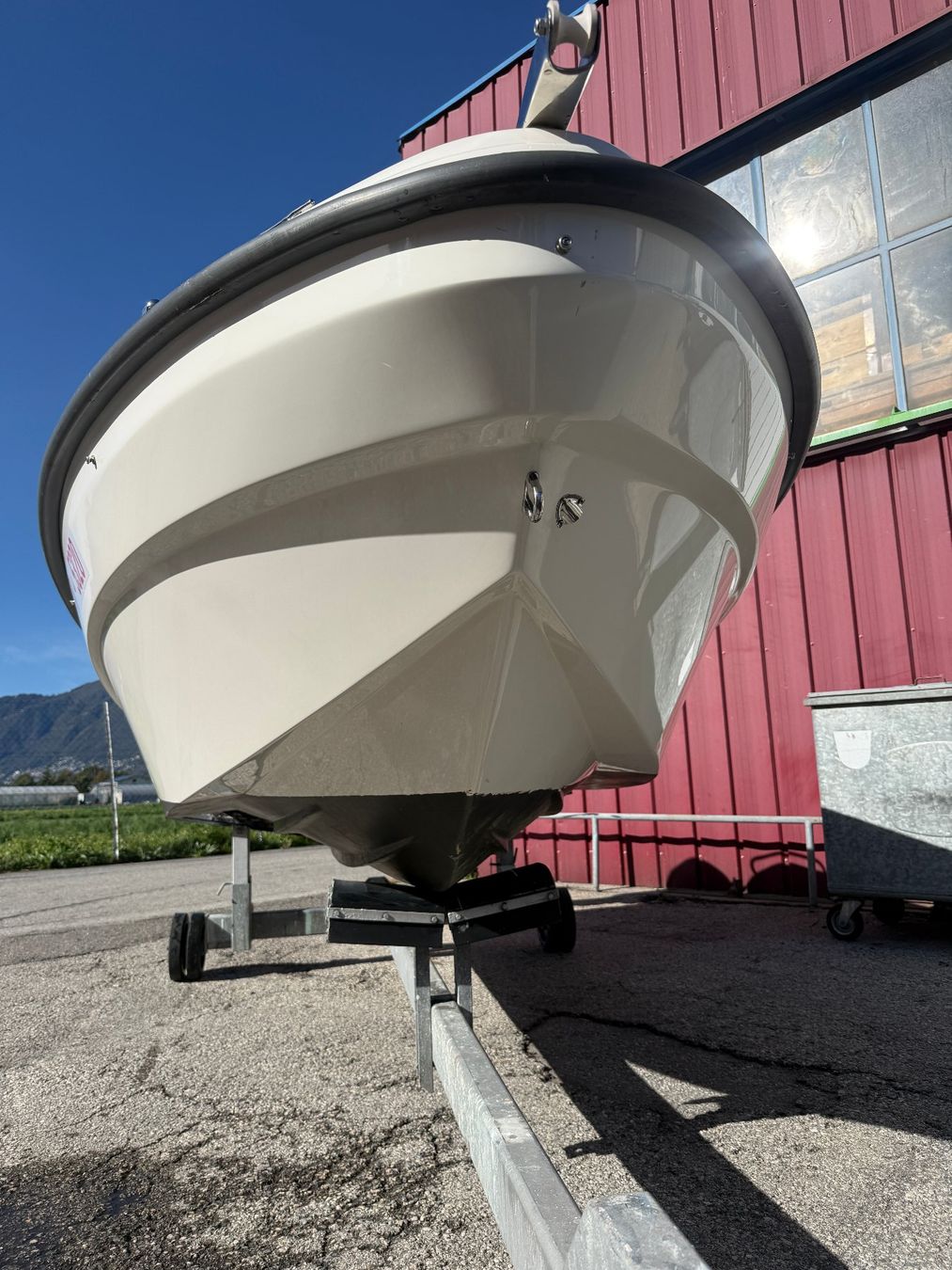 Karel Boote: Kleines Boot mit Aussenbord motor 8 PS – Gebraucht aus Quartino von 5franc 2
