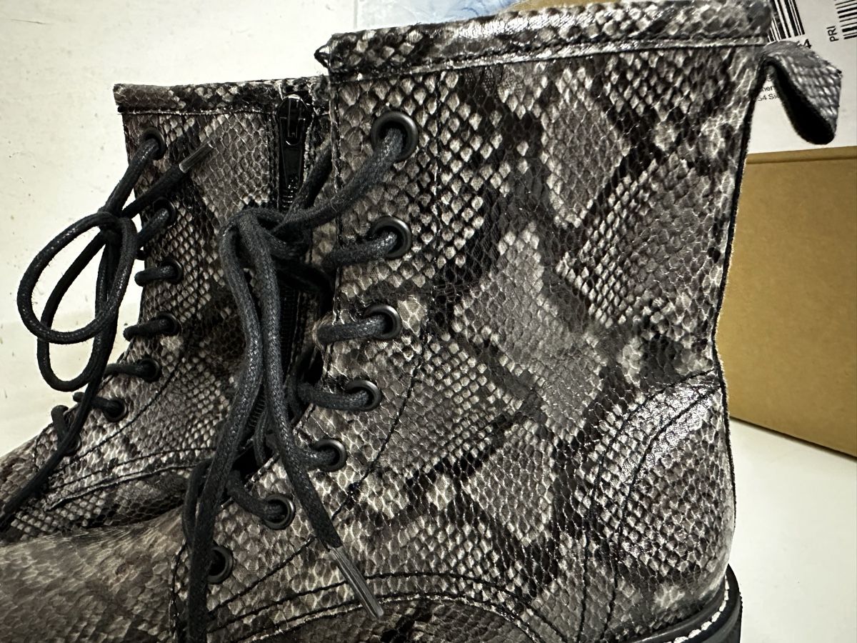 Chaussures femmes: Stiefeletten mit Leo Muster, Gr.37 – D'occasion à Siebnen par luana_cataleya 2