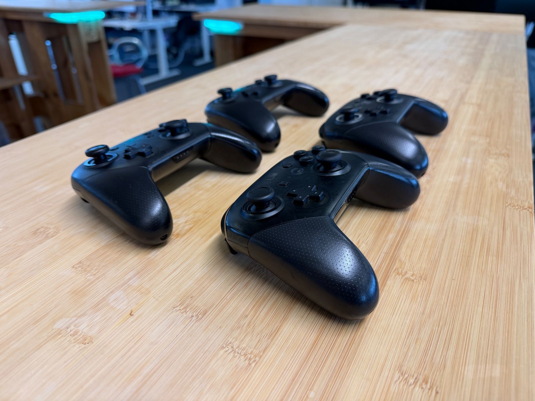 Nintendo Controller: Nintendo Switch Pro Controller 4stk. – Usato da Lenzburg venduto da Smilery 5