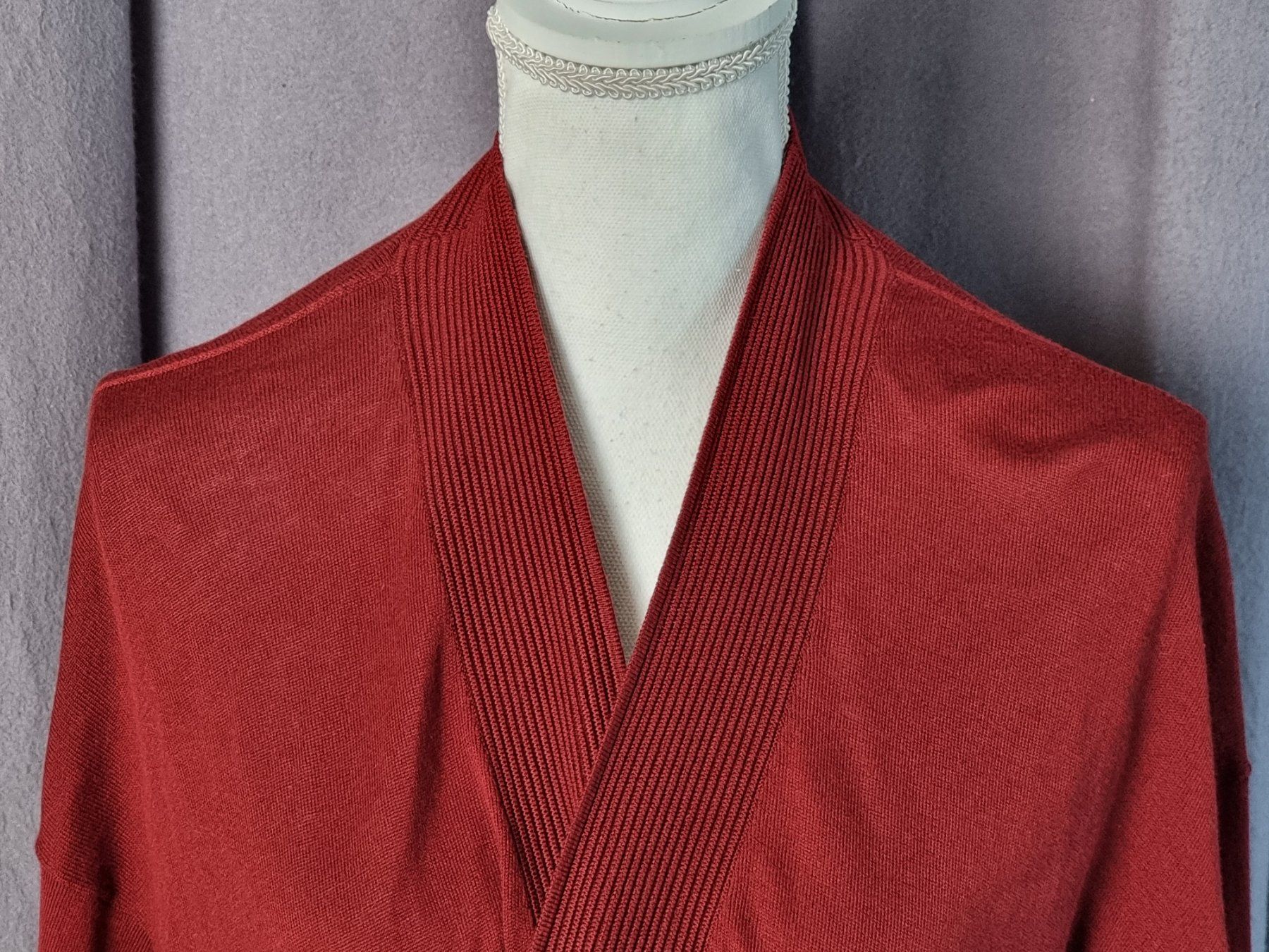 Giacche: Leichte Strickjacke in dunkelrot – Usato da Urtenen-Schönbühl venduto da Restwert_Schoenbuehl 1