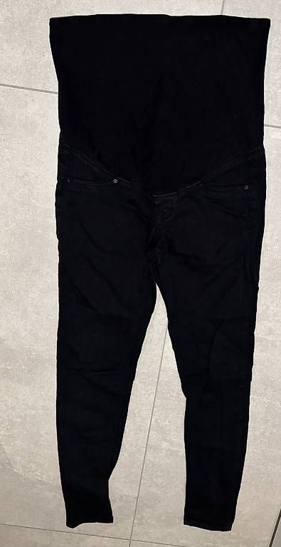 H&M Jeans: Schwarze Schwangerschaftsjeans – Usato da Arlesheim venduto da shopalittle
