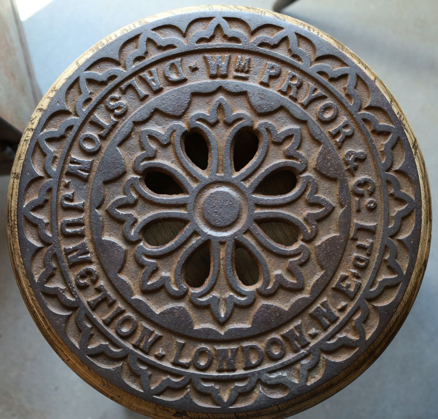 Piatti di portata: Gusseisendeckel, Schachtdeckel "Dalston Junction London" – Usato da Birrwil venduto da brandschatz_birrwil 7