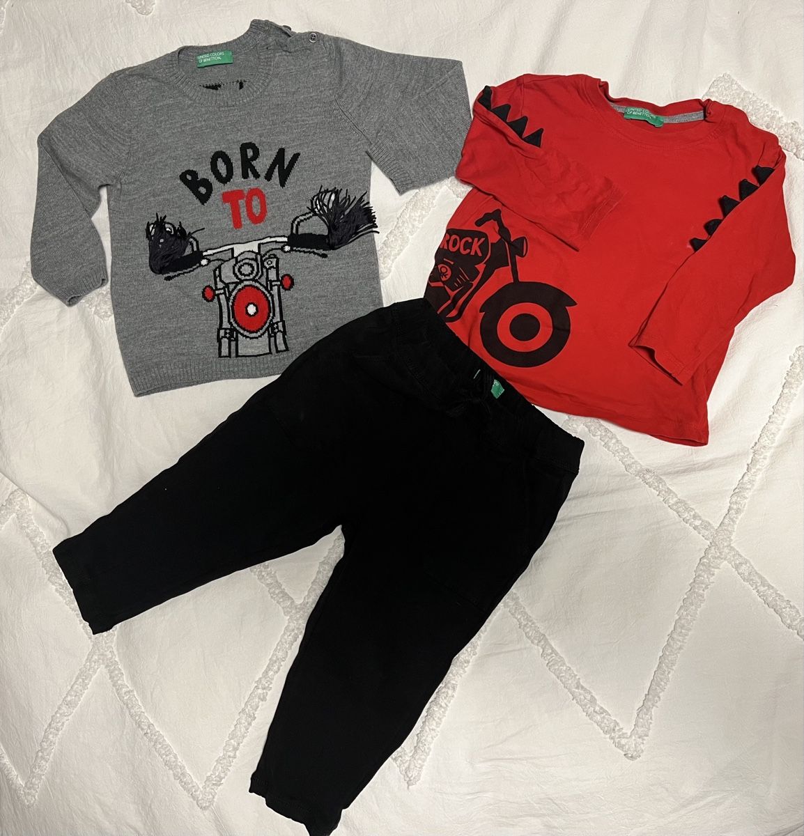 Benetton Lotti & Set di vestiti: Le lot : pantalon, pull et t-shirt taille 82 – Usato da La Chaux-de-Fonds venduto da Sabinchenn