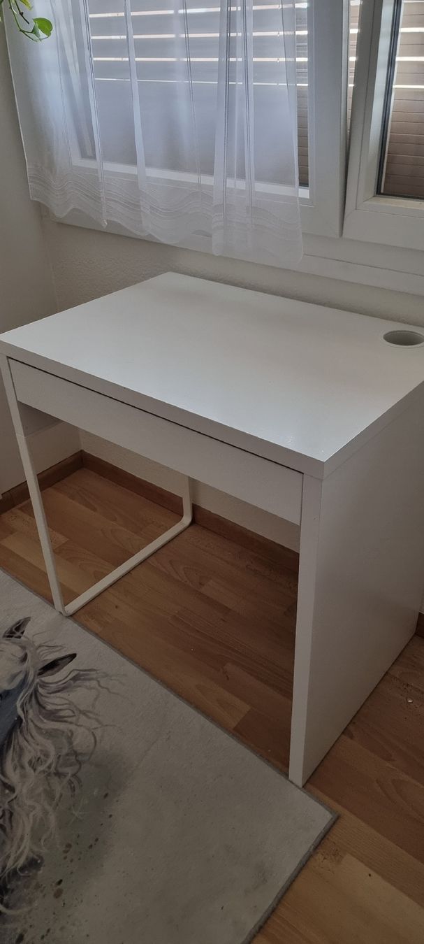 Ikea Bureaux: Schreibtisch weiss mit Schublade  – D'occasion à Binningen par her_6w9f 3