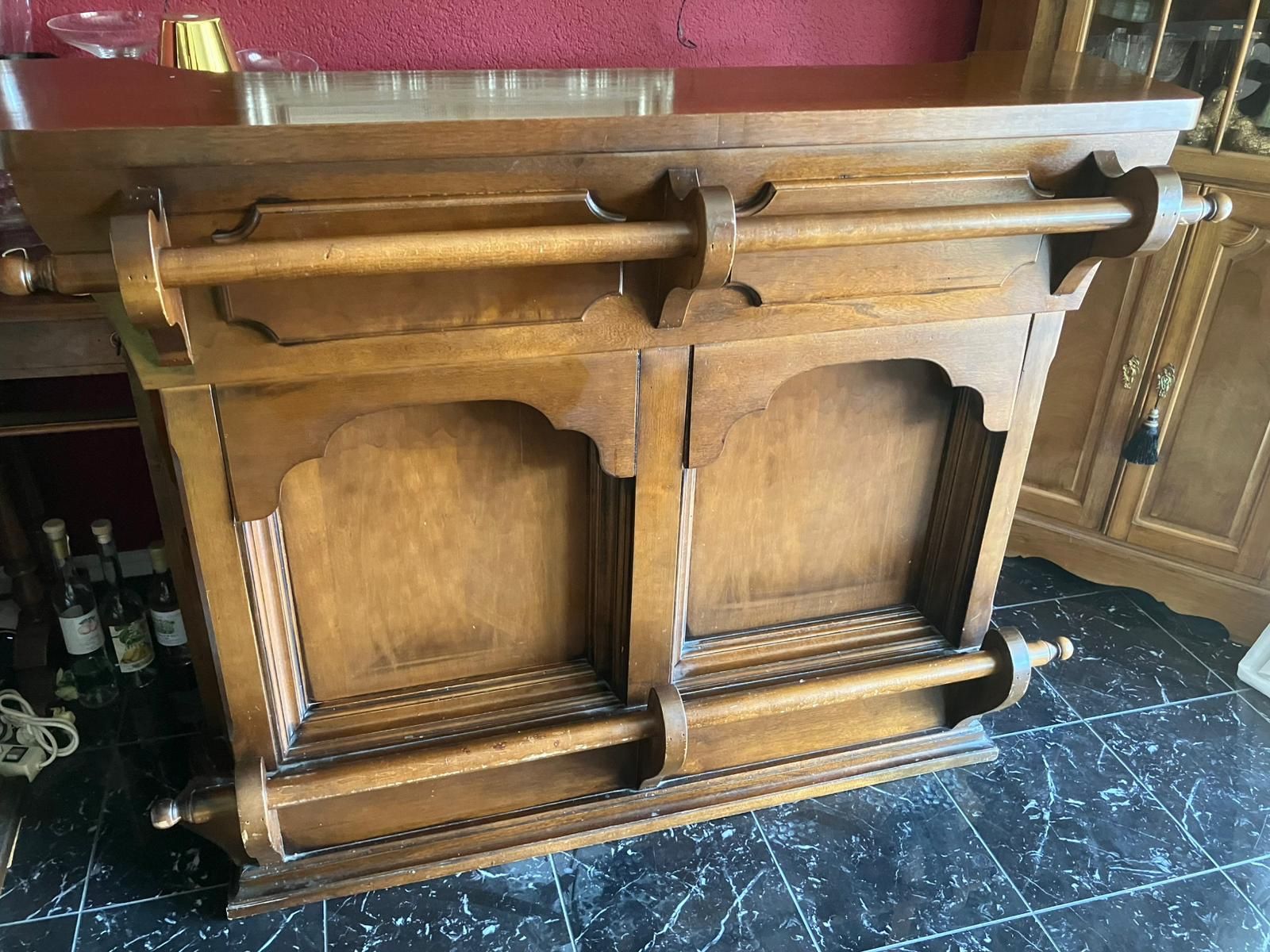 Allestimento di negozi e stand fieristici: Schöne Holzbar mit 5 Barhocker – Usato da Steffisburg venduto da Netteli