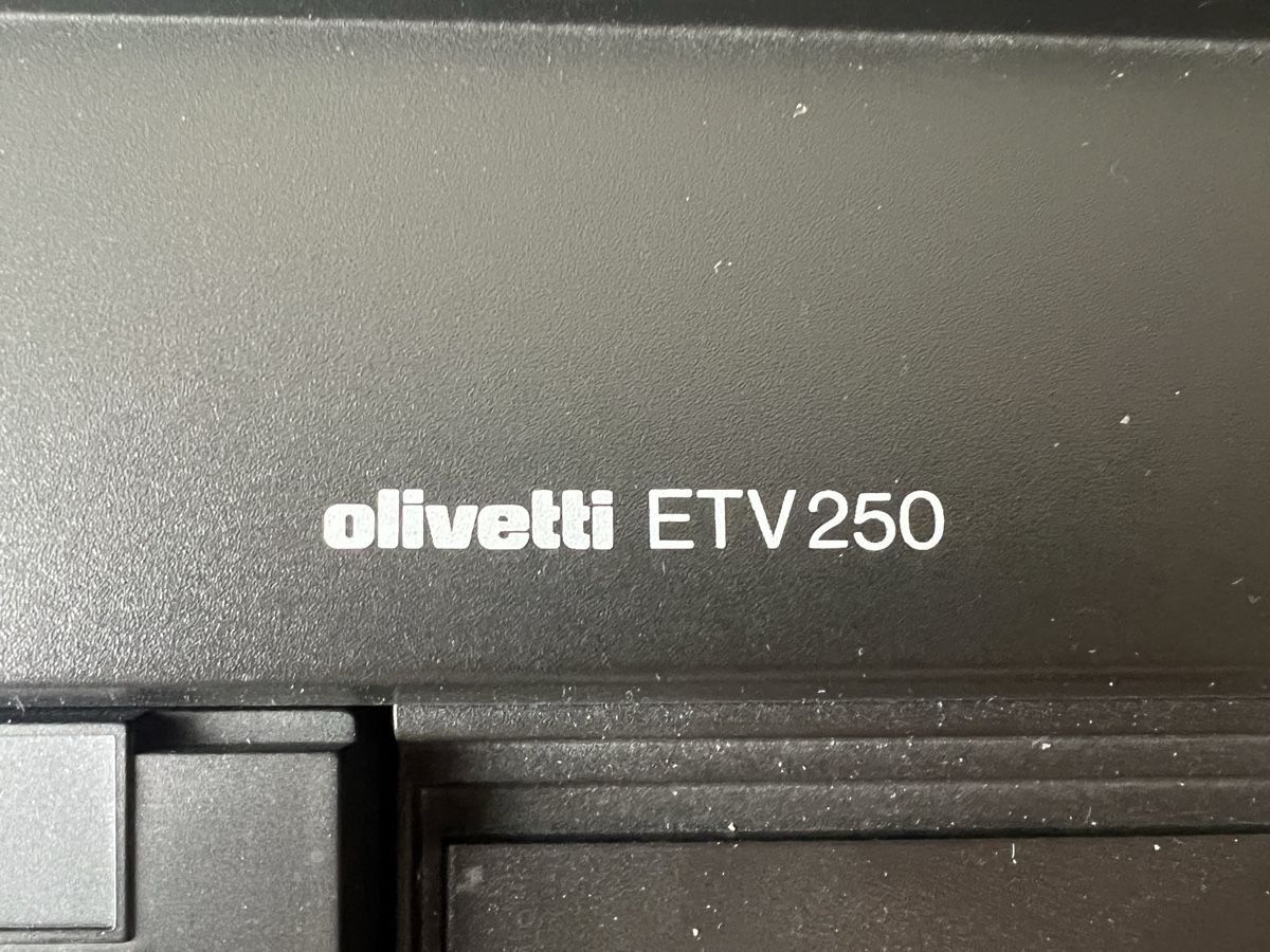 Olivetti Schreibmaschinen: Olvetti ETV 250 – Gebraucht aus Zürich von  3