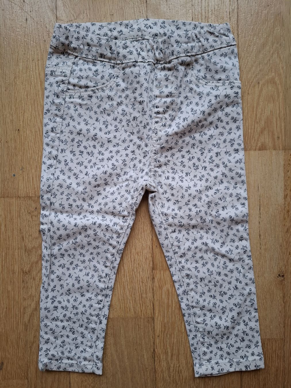 Pantaloni: Kinder Jeans Hose, Grösse 86, mit Blumenmuster – Usato da Biel/Bienne venduto da AvasTheGreatest