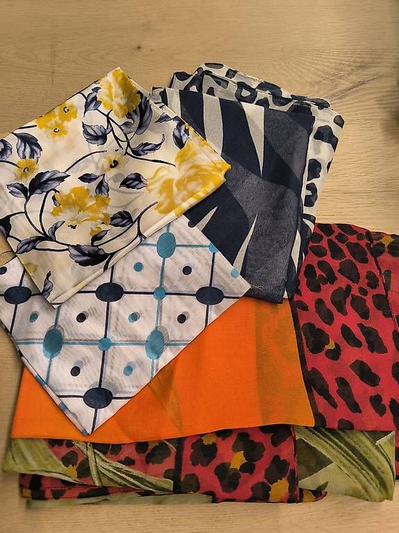 Foulard & Sciarpe: Kleiderpaket: 12 Stück Schals – Usato da Ennenda venduto da safarisource 1