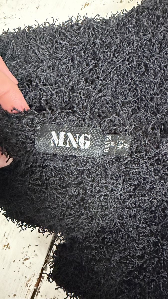 Mango Top: Mango black fuzzy crop top – Usato da Knonau venduto da Grapesvintage 2