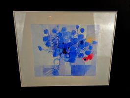 Gerahmtes Blumenbild in Blautönen – moderner Kunstdruck