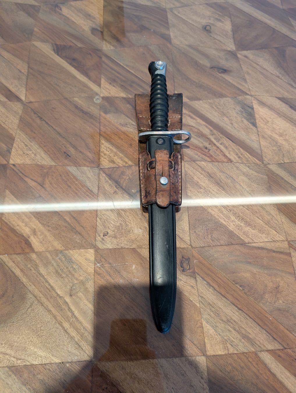 Schweizer Armee Stichwaffen: Schweizer Bajonett 1918 mit Scheide und Tragevorrichtung – Neu (gemäss Beschreibung) aus Staffelbach von Gaetano.CH
