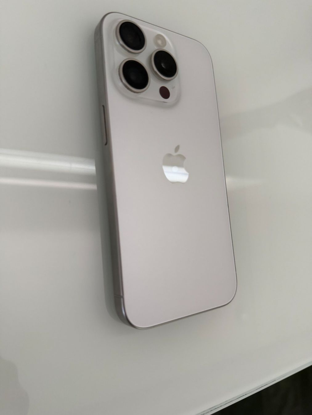 Apple Telefoni cellulari / Smartphones: iPhone 15 Pro, White Titanium, 256GB – Usato da Liestal venduto da ripi1 5
