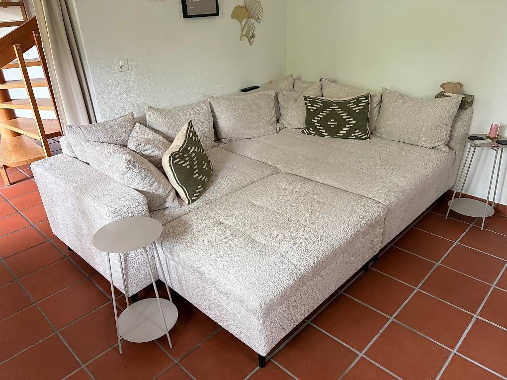 Divani: SPECIAL PREIS - bis 13.08. abzuholen: Bouclé-Sofa + Ottomane – Usato da Wädenswil venduto da nin_6gkh 1