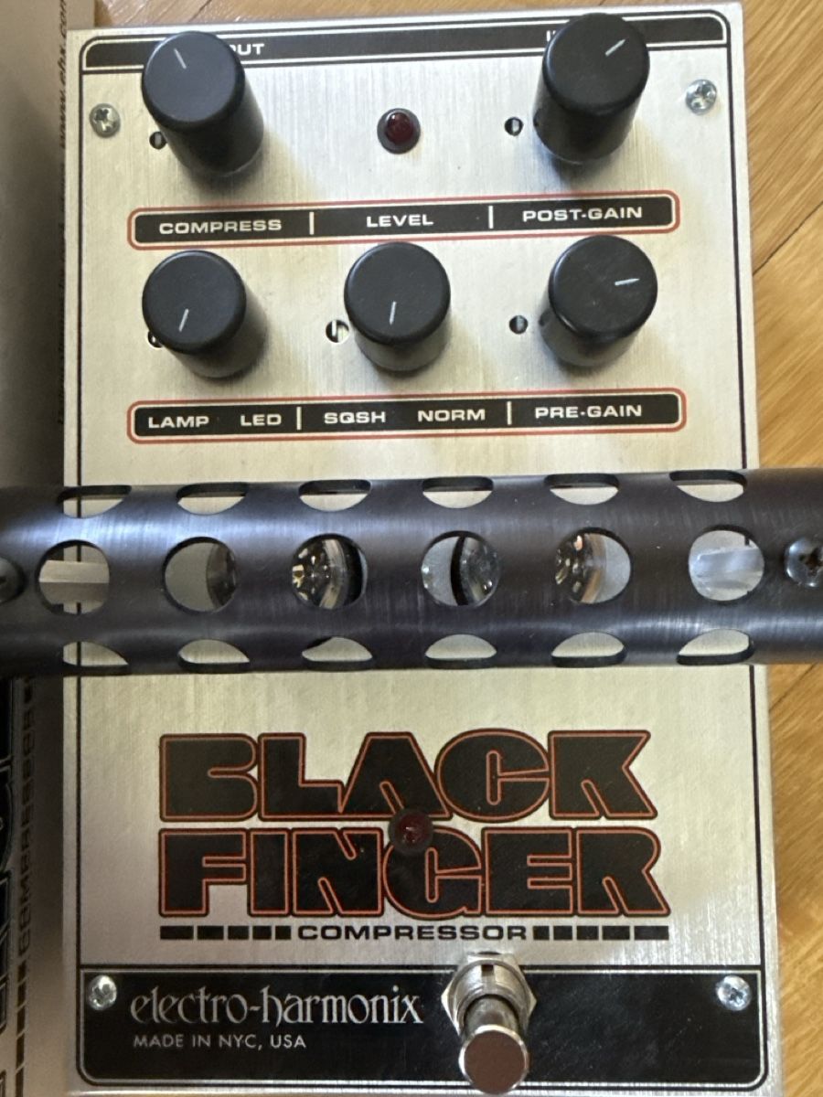 Electro-Harmonix Musikinstrumente: Electro-Harmonix Black Finger Optical Compressor – Gebraucht aus Zürich von jack6str