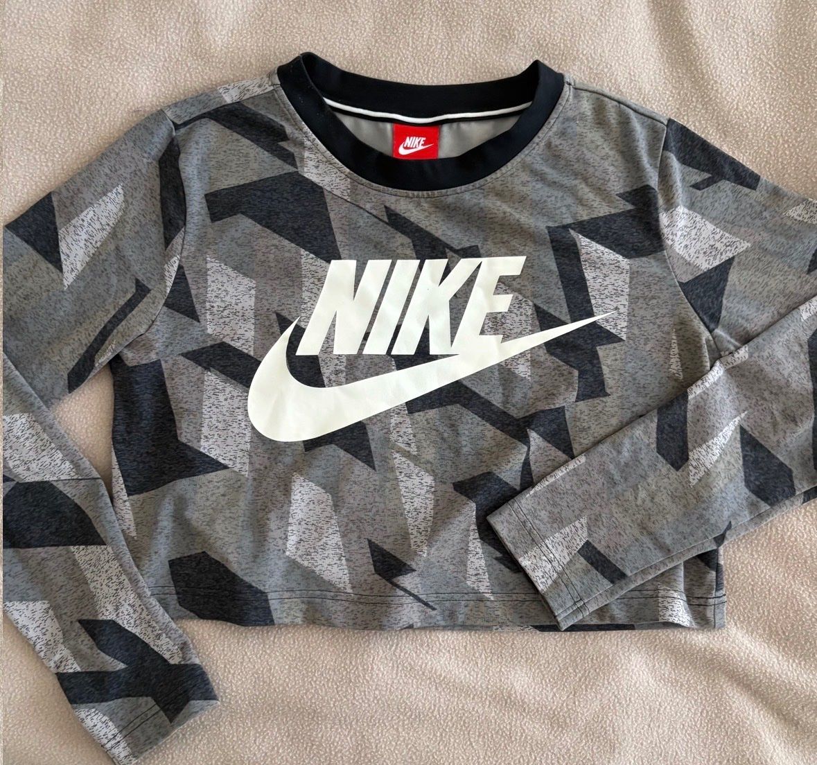 Nike Pullover & Sweatshirts: pull nike cropped – Gebraucht aus Montreux von m.mlkstn 1
