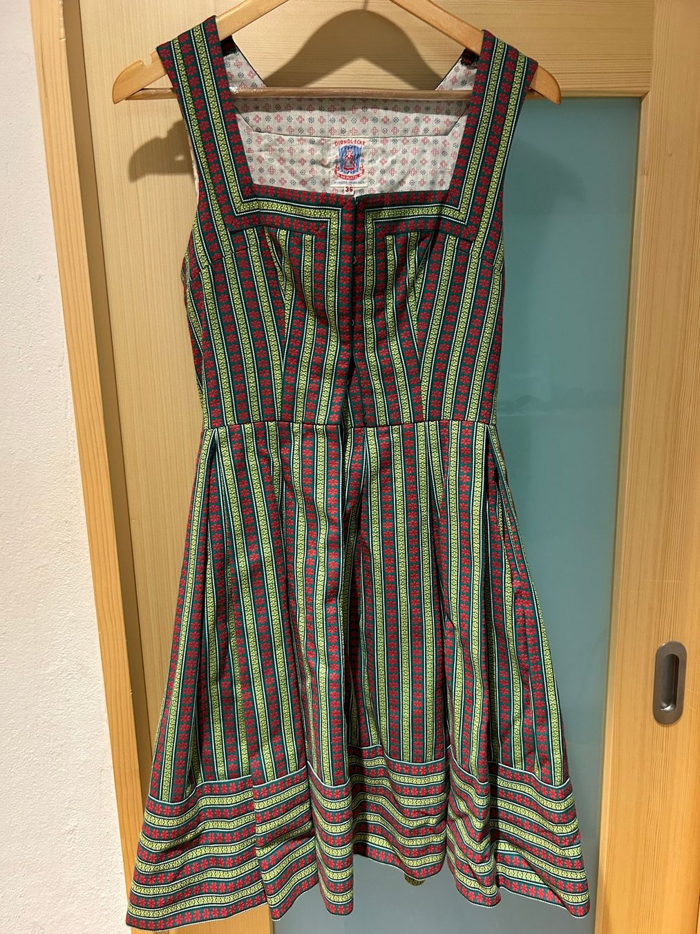 Kostüme: Dirndl mit Bluse & Schürze aus der Dirndl Ecke am Platzl – Gebraucht aus Innertkirchen von Urbachtal