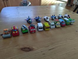 Autos und Flugzeug mit rückziehmotor
