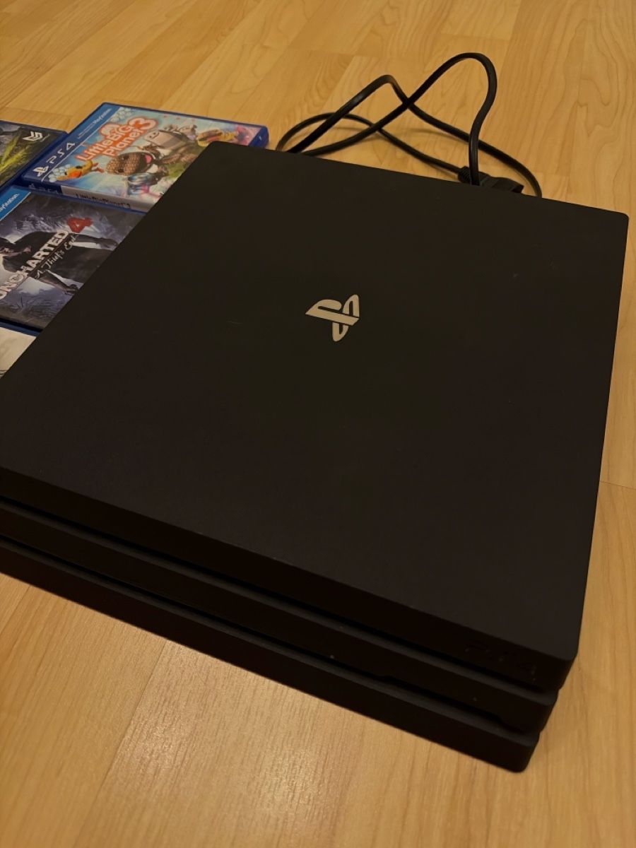 Sony Consoles: PS4 Pro with 4 Controllers and 5 games – D'occasion à Regensdorf par __Claudia_ 5