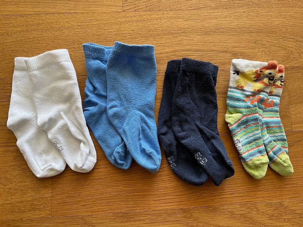 Lotti di vestiti: Kurzarmbody / T-Shirt / Dünne Pullover Grösse 74 mit Socken – Usato da Windisch venduto da kassandra23 4