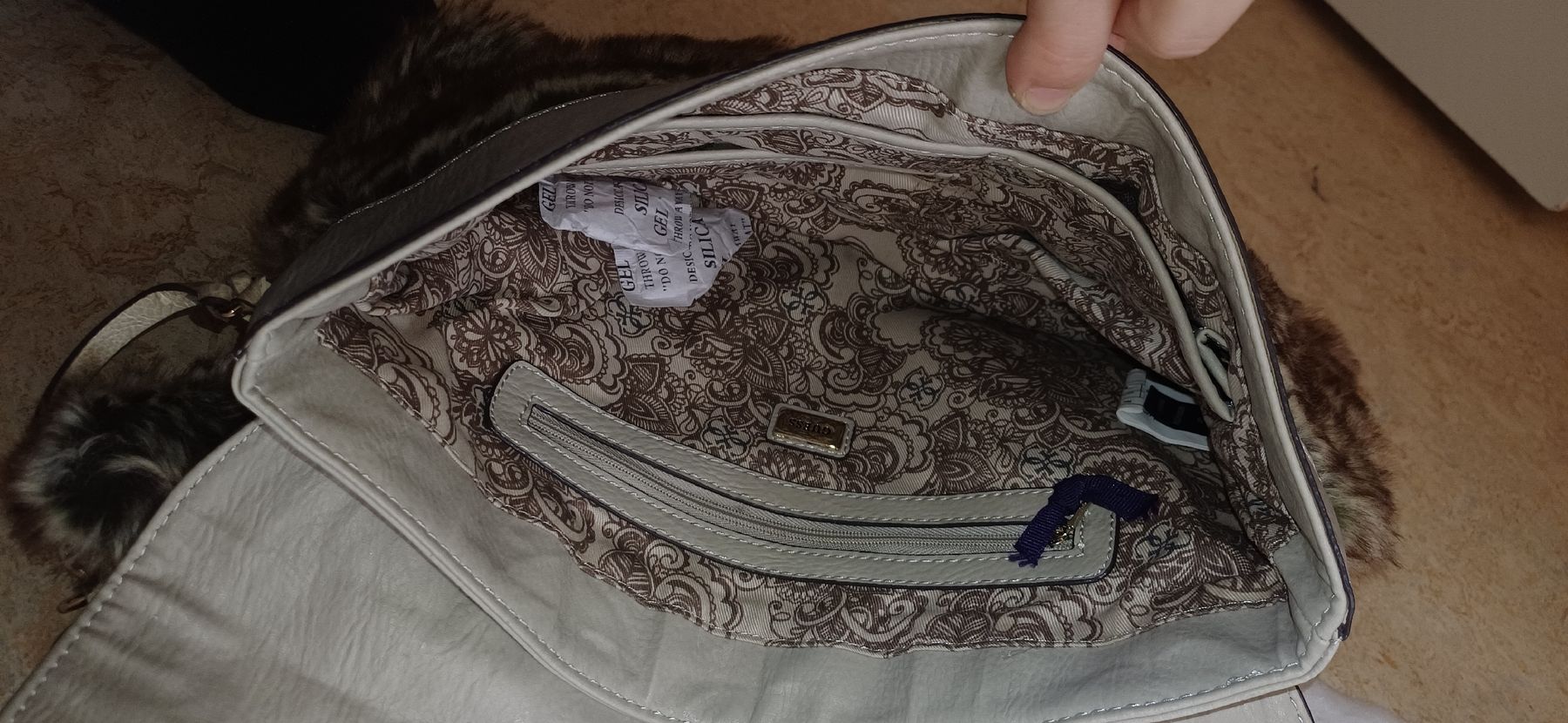 Guess Borse da donna: Guess Clutch/Handtasche mit Pelzimitat – Nuovo e nell'imballaggio originale da Adliswil venduto da marbar9 1