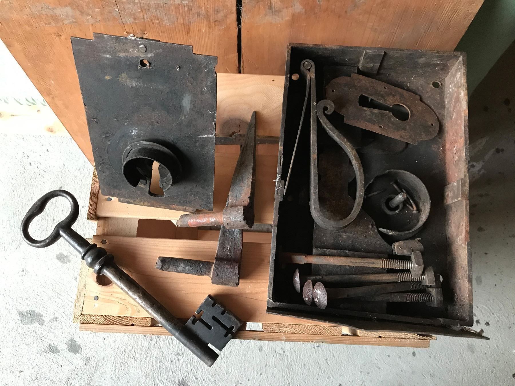 Porte: Porte et serrure d'un mazot – Usato da Ste-Croix venduto da BuffetSC 3