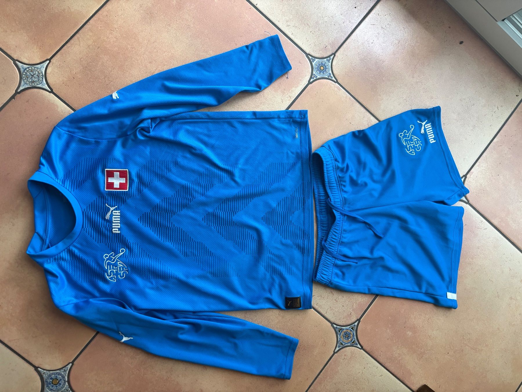 Puma Survêtements: SFV Schweizer Goali Tenue Grösse 164 – D'occasion à Wetzikon ZH par Youna01