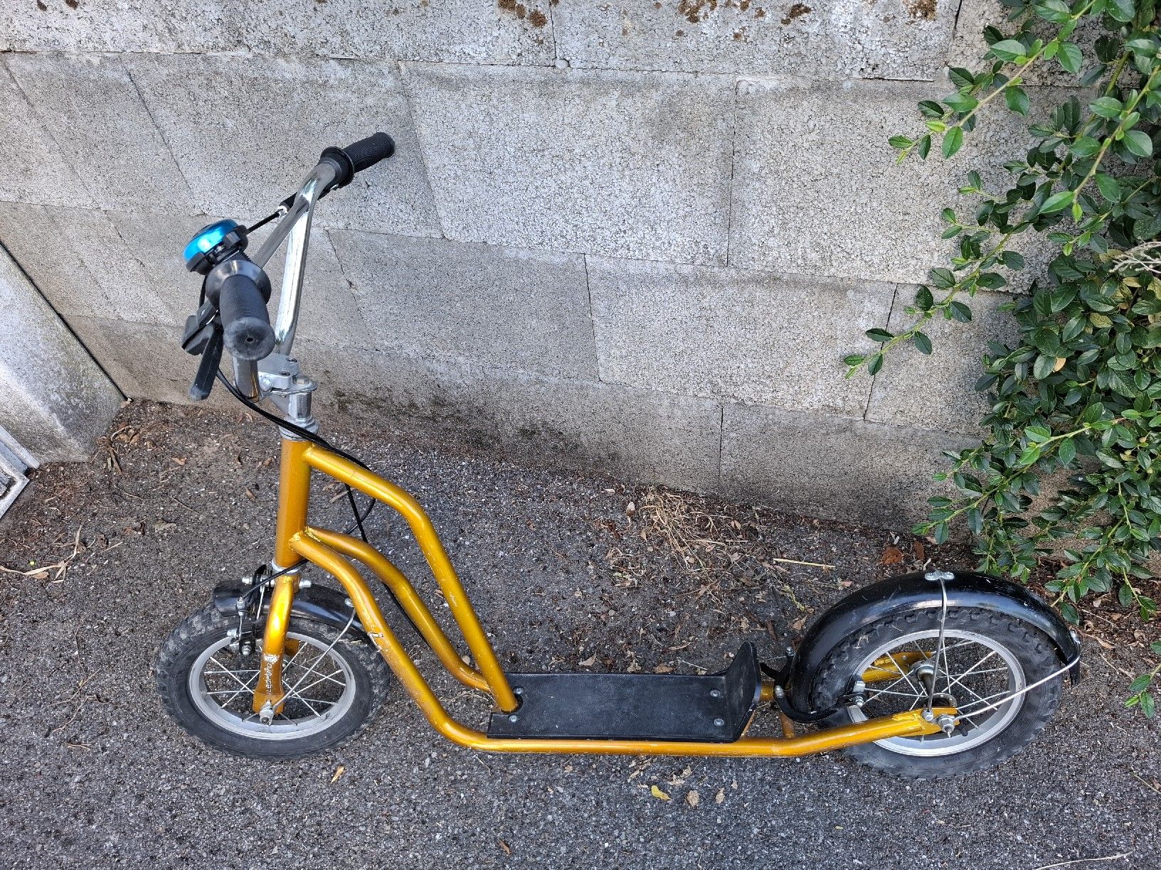 Fahrzeuge für Kinder: Tretroller goldfarben, grosse Raeder, gebraucht – Gebraucht aus Wil ZH von makler03 1