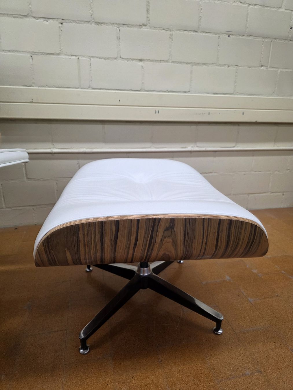 Poltrone: Designer Lounge Chair mit Ottoman Eames Leder weiss – Usato da Lichtensteig venduto da Usedinstorecom 2