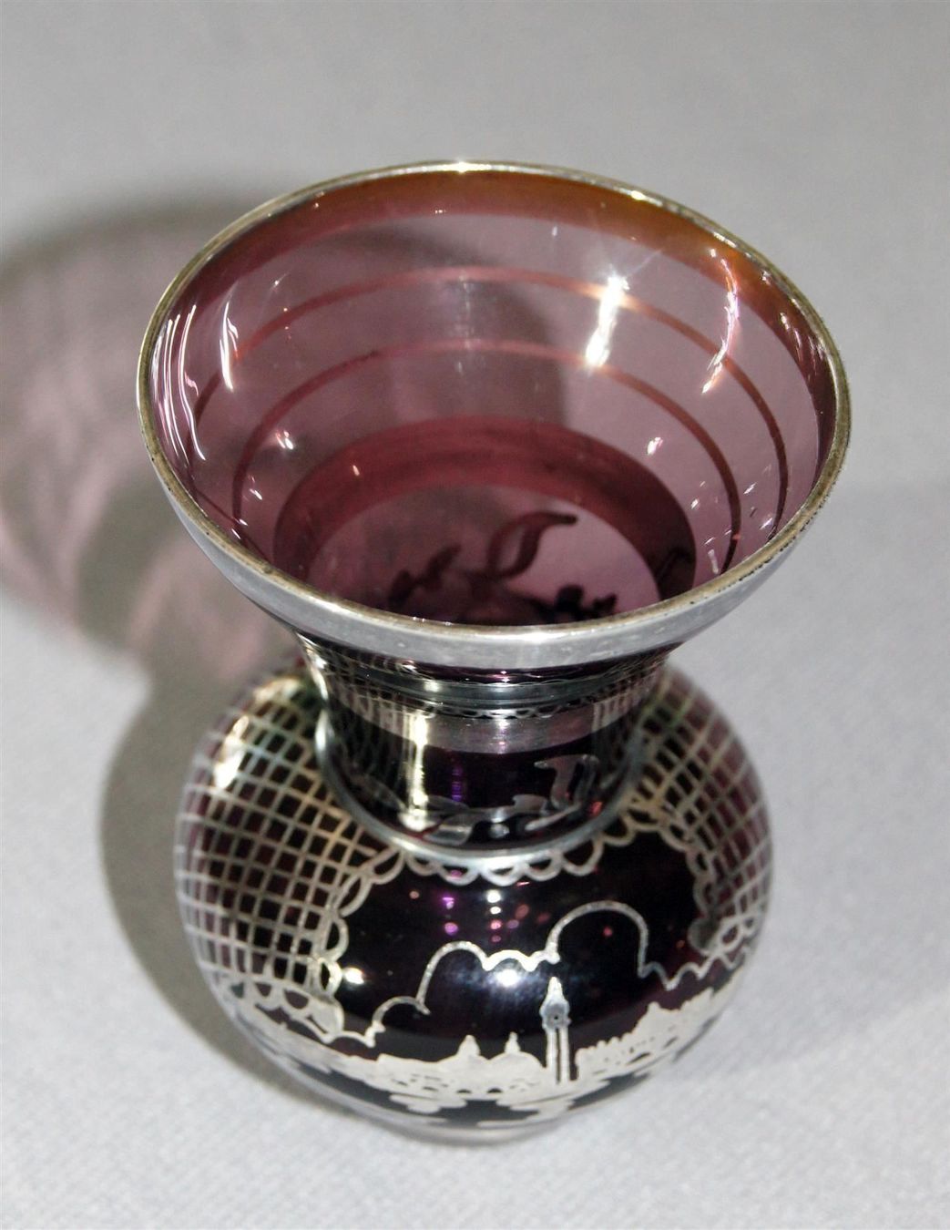 Murano Vasi & Recipienti: Weinrote Muranovase mit Silberauflage – Usato da Geroldswil venduto da ARTEFACTO